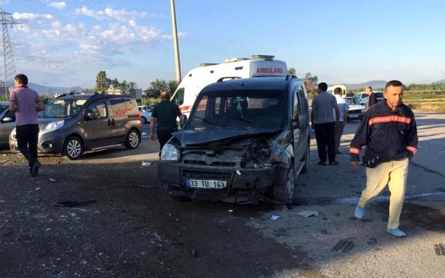 Osmaniye'de otomobil ile hafif ticari araç çarpıştı: 4 yaralı